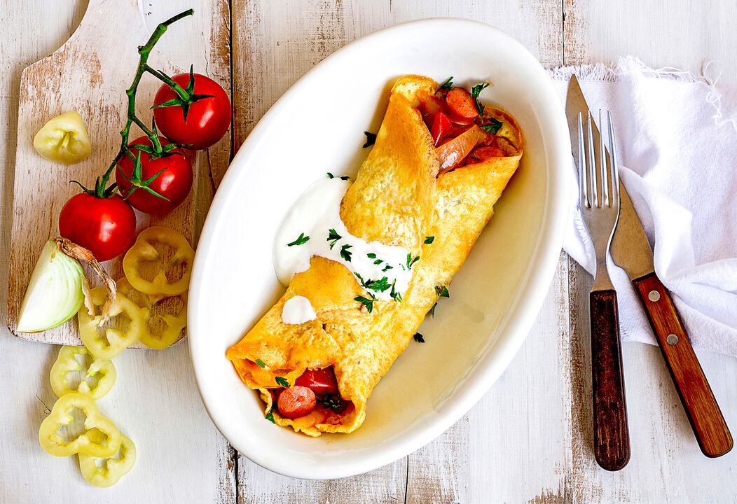 Au petit-déjeuner, ceux qui perdent du poids avec un régime céto ont une omelette au fromage, aux légumes et au jambon