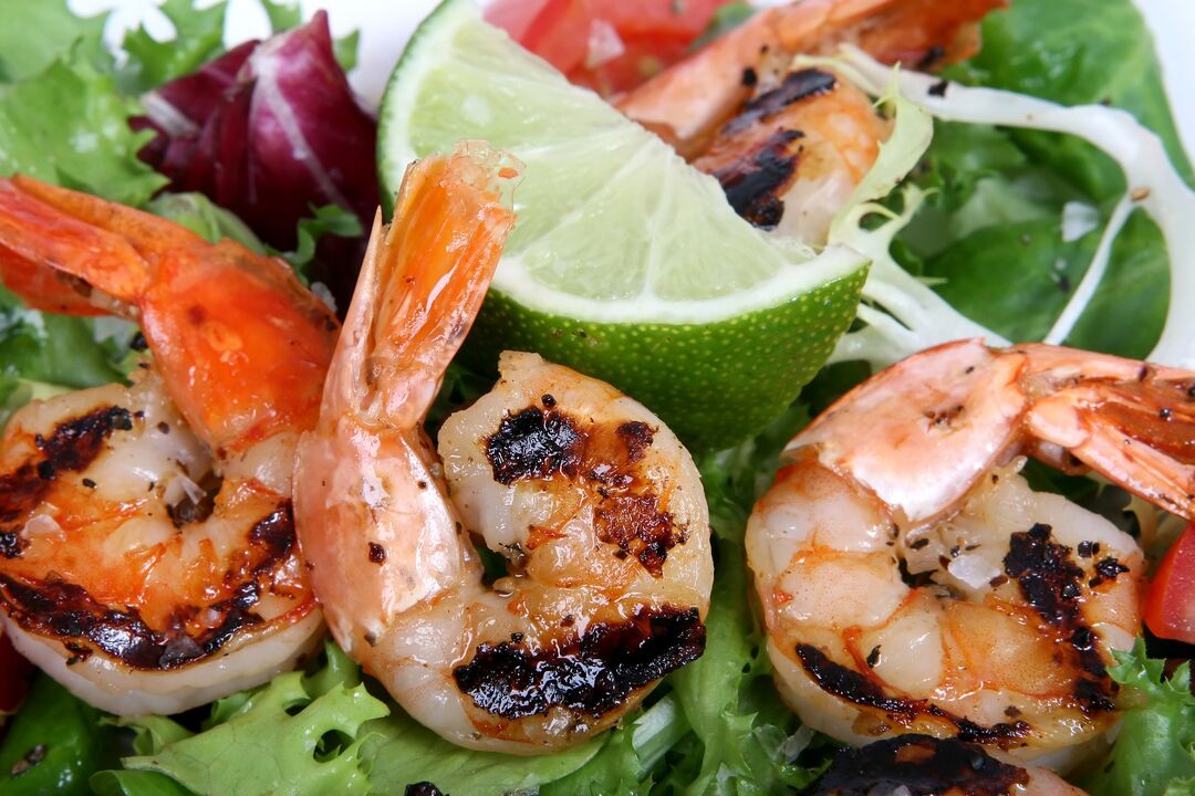 Crevettes - une source de protéines dans un régime protéiné pour perdre du poids